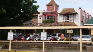 gloria maris facade