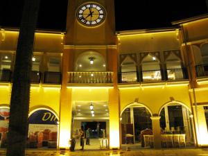la venice building at night
